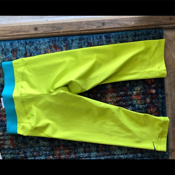 **SOLD**Nike Pro capris-Ladies - Picture 8 of 8